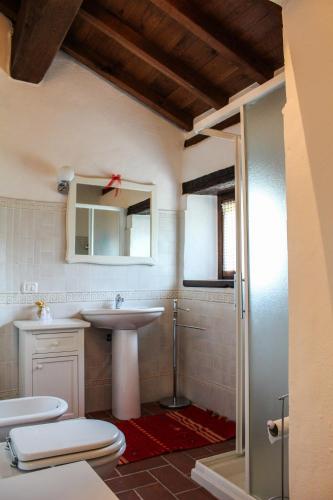 a bathroom with two toilets and a sink at Antica Corte Casa Marini in Polinago