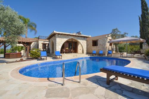 een zwembad voor een villa bij La Estancia in Polis Chrysochous