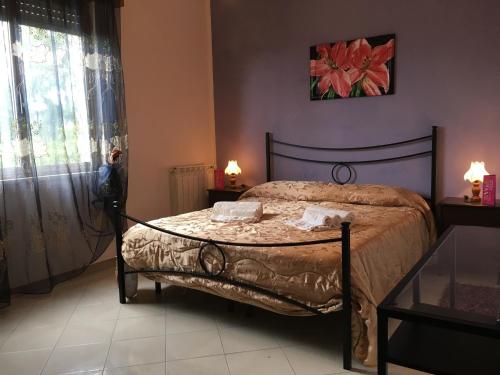 a bedroom with a bed with two towels on it at B&B Villa Giacrì in Rilievo