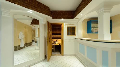 łazienka z wanną i umywalką w obiekcie Hotel Walserwirt w mieście Wals-Siezenheim
