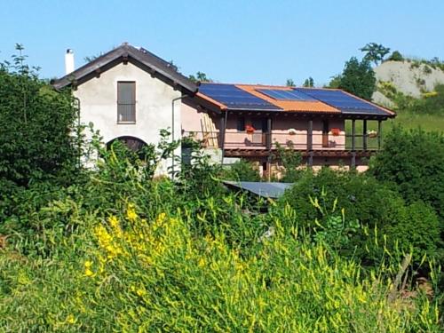 una casa con paneles solares encima en La Volpe e la Luna, en Mioglia