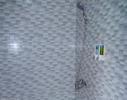a shower with a shower head in a bathroom at DeIndra Nusa Inn in Nusa Lembongan