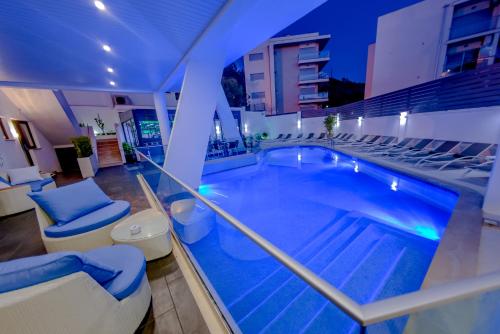 a swimming pool on the roof of a building at Villamar Style Maison in Nazaré