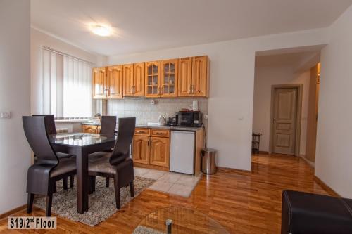 Kuchyň nebo kuchyňský kout v ubytování Šišarka Apartmani Zlatibor
