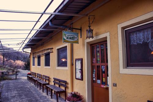 a row of benches on the side of a building at Agriturismo Ai Guiet in Superga