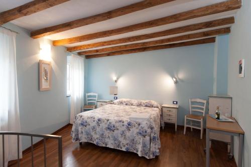 a bedroom with a bed and a table and chairs at L'Ancora in Riomaggiore