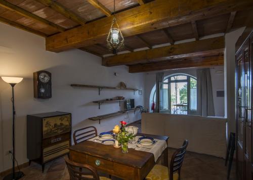 a dining room with a table with flowers on it at Casa Vacanze Le Fornaci in Laterina