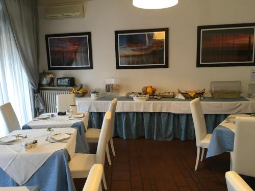 Reštaurácia alebo iné gastronomické zariadenie v ubytovaní Hotel Cortina