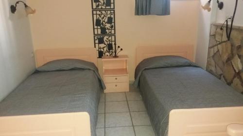 two beds in a small room with twoermottermottermott at Eleni Studios in Agios Nikolaos