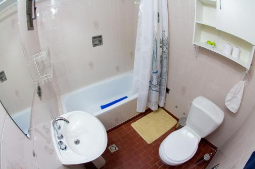 y baño con aseo, lavabo y bañera. en Isla de Lagos I en Ushuaia