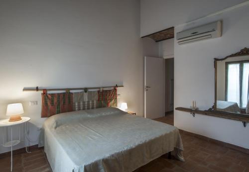 a bedroom with a large bed and a mirror at Casa Vacanze Le Fornaci in Laterina