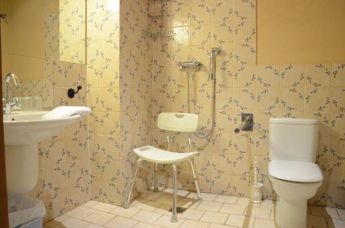 a bathroom with a toilet and a sink at Hotel Rural Casas de Don Adame in El Viso