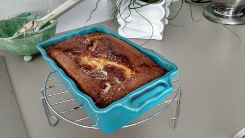 un gâteau dans un pan sur un carré sur un comptoir dans l'établissement Chambre d'Hôtes Le Tilleul de Canac PARKING privé GRATUIT Petits déjeuners COMPRIS, à Rodez
