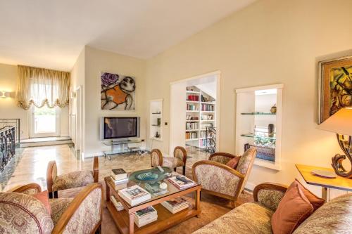 a living room with a table and chairs at La Gaura Guest House in Casal Palocco