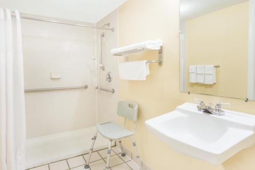 Un baño de Days Inn by Wyndham Staunton