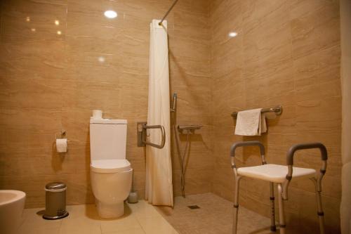 y baño con aseo y ducha. en Hotel El Capricho, en Villanueva del Trabuco