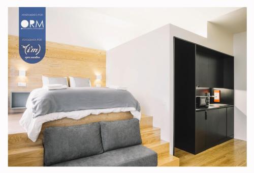 une chambre avec un lit, une télévision et un canapé dans l'établissement ORM - Saraiva de Carvalho Apartments, à Porto