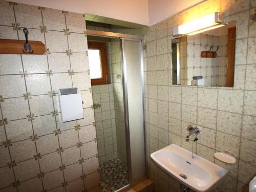 Salle de bains dans l'établissement A pleasantly furnished apartment with free bike hire