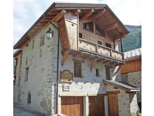 El edificio en el que está el chalet de montaña