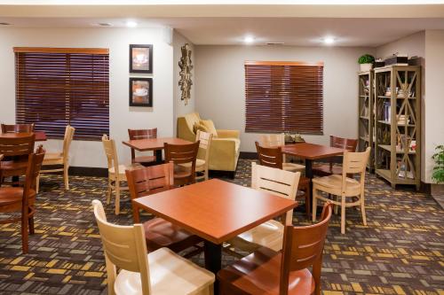 Ruang duduk di AmericInn by Wyndham DeWitt
