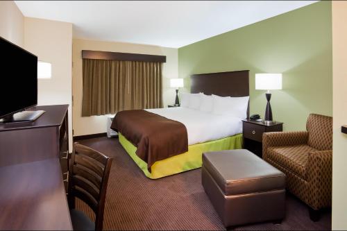 Katil atau katil-katil dalam bilik di AmericInn by Wyndham DeWitt