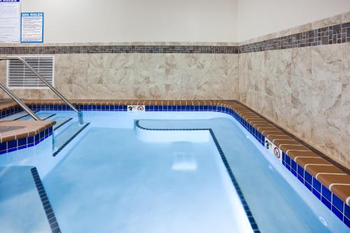 Kolam renang di atau dekat dengan AmericInn by Wyndham DeWitt