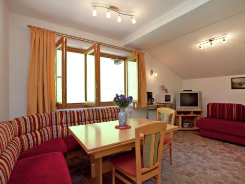 salon z kanapą i stołem w obiekcie Apartment in Wagrain near Red 8 Gondola w mieście Wagrain