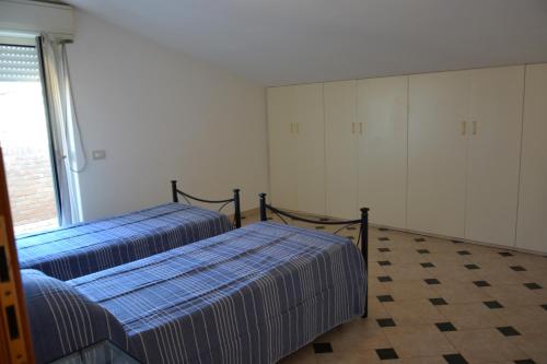 duas camas sentadas uma ao lado da outra num quarto em Stella Marina em Alba Adriatica