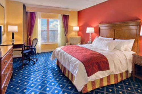 a hotel room with a large bed and a desk at Wyndham Gettysburg Hotel & Conference Center in Gettysburg
