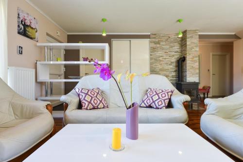 Tempat tidur dalam kamar di Villa Šima- luxury apartment with private pool