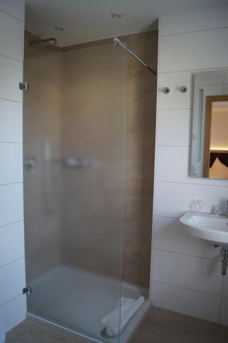 Kylpyhuone majoituspaikassa Hotel Gasthaus Sonne