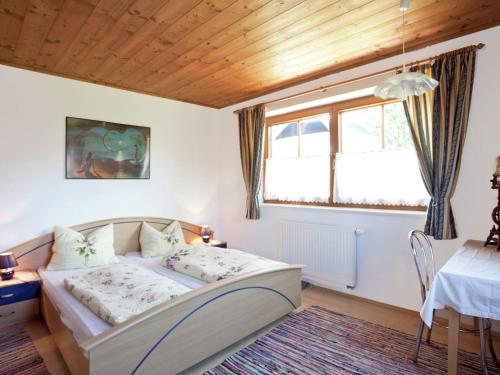 キルヒベルク・イン・チロルにあるBeautiful Apartment near Ski Area in Kirchbergのベッドルーム1室(ベッド1台、テーブル、窓付)