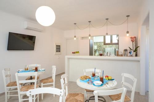 - une cuisine et une salle à manger avec une table et des chaises dans l'établissement Villa Kastraki, à Kastraki Naxou