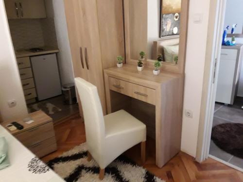 a room with a desk with a chair and a mirror at Apartments Debora in Ulcinj
