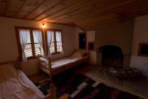 コヴァチェヴィカにあるQ.pova houseのリビングルーム(ベッド1台、暖炉付)