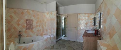 Bathroom sa L'Observance Bed & Breakfast