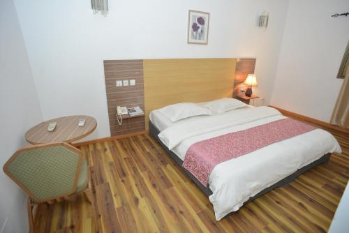 1 dormitorio con 1 cama, 1 mesa y 1 silla en Jess Hotel en Atigan