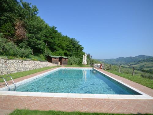 Monte ColomboにあるLovely Holiday Home with Pool in Monte Colomboの家のある庭の中庭のスイミングプール