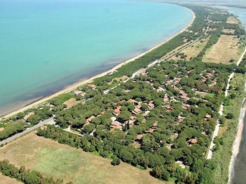 Santa LiberataにあるLovely Holiday Home in Giannella nera Seaの水上の島の空中景