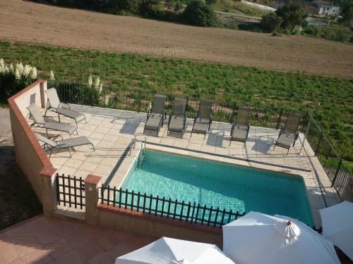 een zwembad met ligstoelen en een zwembad bij Heritage Cottage in Maians with Swimming Pool in Castellfullit del Boix