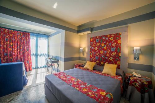 1 dormitorio con cama y ventana grande en Hotel Villamare, en Fontane Bianche