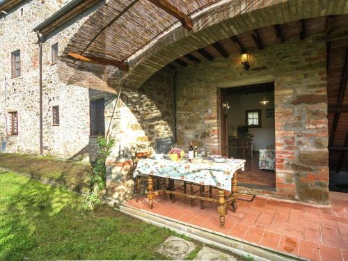 Ein Garten an der Unterkunft Authentic farmhouse with pool