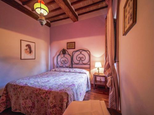 Cama ou camas em um quarto em Spacious Villa in Tuscany with a Pool