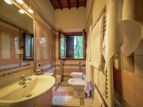 Um banheiro em Spacious Villa in Tuscany with a Pool