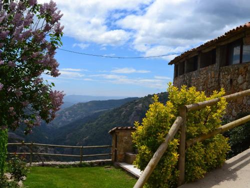 Cette maison offre une vue sur les montagnes. dans l'établissement Belvilla by OYO Casa Espunyes, à Oden