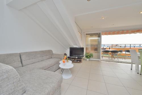 a living room with a couch and a tv at Villa Dalmatina Zadar mit Pool in Zadar