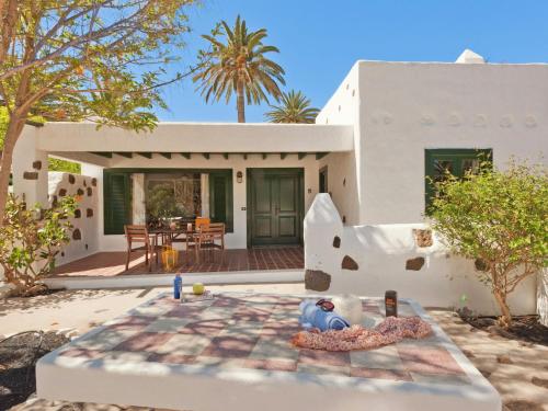 Detached villa with communal swimming pool, located in the north of Lanzarote