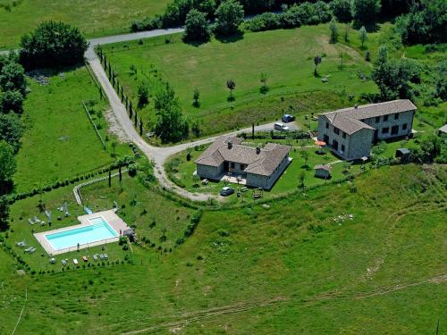 uma vista aérea de uma casa com piscina em Belvilla by OYO Giulio Cesare em Passignano sul Trasimeno