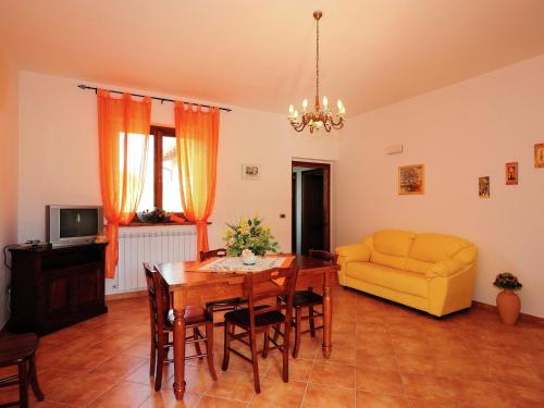 Televízia a/alebo spoločenská miestnosť v ubytovaní Farmhouse Passignano near Lake Trasimeno