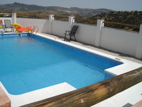 Fuentes de CesnaにあるSpanish Farmhouse in Andalusia with Private Swimming Poolの屋根スイミングプール